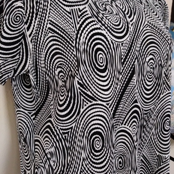 Expandable Black & White Swirl Design Top - Picture 3 of 8